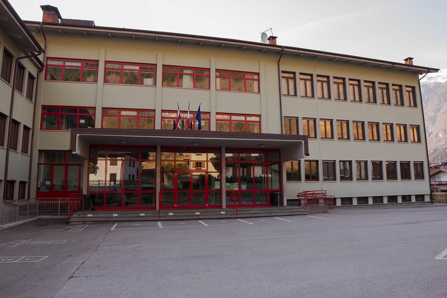 Gravissimo atto vandalico alle scuole di Pinzolo