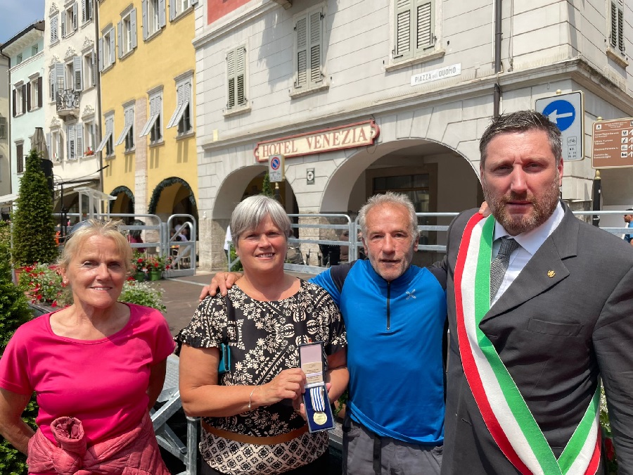 I figli Flavia, Luisa e Ermanno con il Sindaco di Pinzolo in piazza a Trento