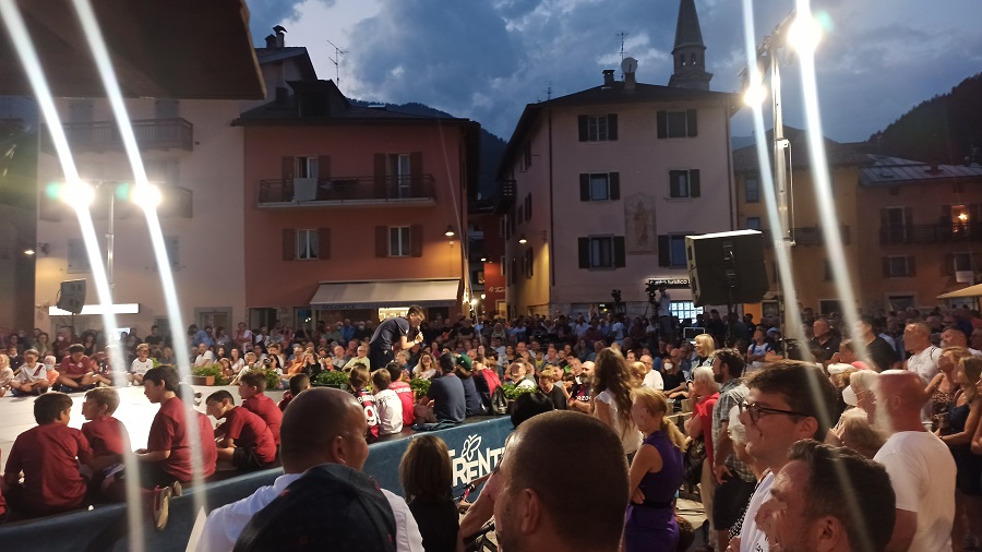 Una piazza Carera gremita ha accolto i piccoli tifosi del Bologna