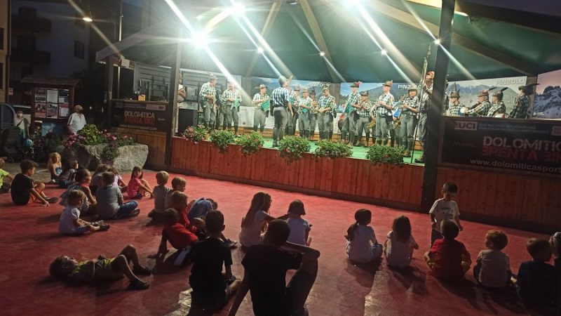 La Fanfara Ana di Pieve di Bono entusiasma il pubblico di piazza Carera