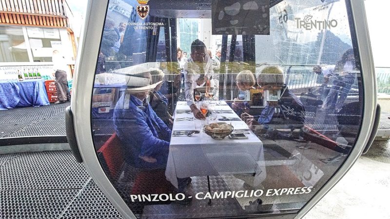 Madonna di Campiglio:  la cena è servita, a bordo della telecabina con vista Dolomiti di Brenta