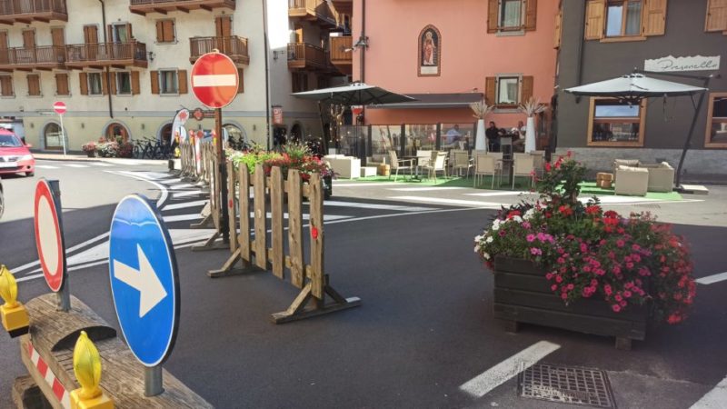 Al posto del traffico, in via Marconi c’è il salotto del bar Presanella