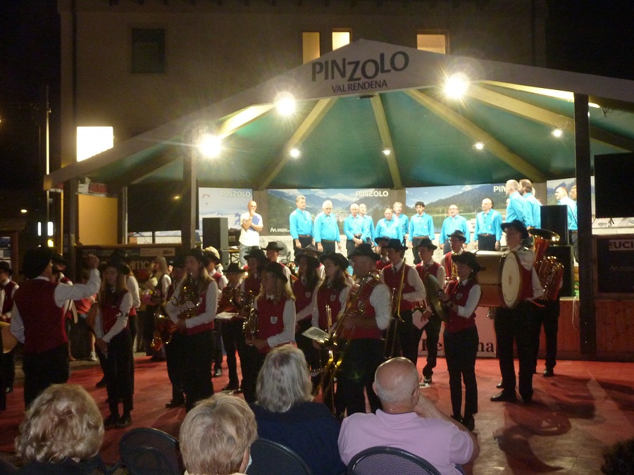 Il coro Presanella e la banda comunale di PInzolo in piazza Carera