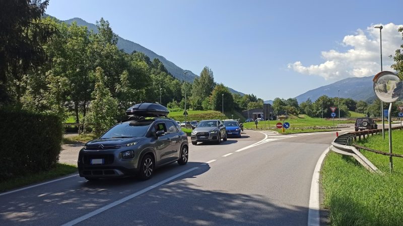 Lunghe code lungo la Statale della val Rendena