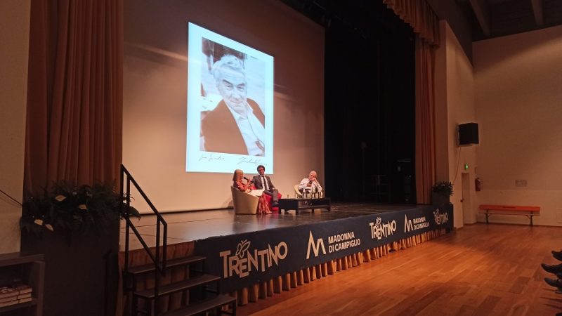 Ricca di spunti di riflessione la serata al PalaDolomiti con Sgarbi in ricordo del filosofo Giulio Giorello