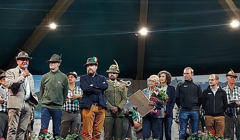 Il Gruppo Alpini Pinzolo ha consegnato il ricordo “Penne Nere per sempre” ai familiari del Ten. Cereghini Fabio