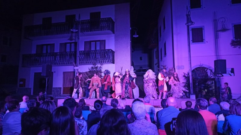 Lo spettacolo “Povero Diavolo” ha entusiasmato il pubblico di Giustino