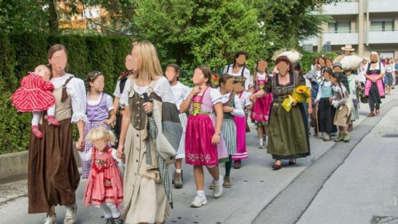 Appello: a chi avesse ancora a casa uno di questi costumi e non avesse intenzione di partecipare alla sfilata…