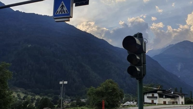 Giustino: semaforo guasto da 2 mesi. Grave pericolo per i pedoni! E il Sindaco … cosa fa?