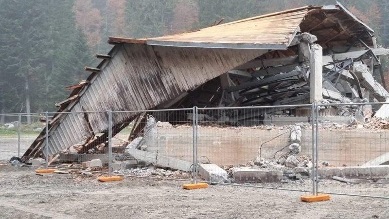 Finalmente è stata demolita la stazione di partenza della funivia Enel in val Nambrone