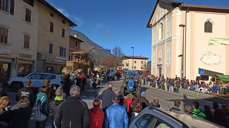 Festa del Ringraziamento Contadino: tantissimi giovani e trattori lungo le strade di Porte di Rendena