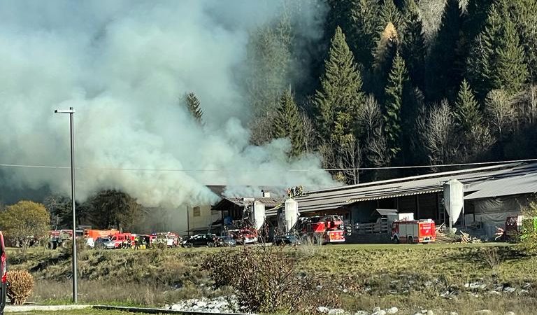 Spento l’incendio del fienile della stalla dei Maffei lungo la strada che porta al Tulot