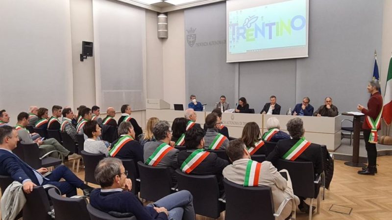 L’incontro con i sindaci sul polo sanitario di Tione nella Sala Belli della Provincia