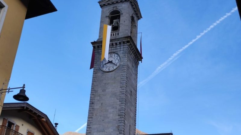 Anche il campanile di Pinzolo saluta il vescovo Maffeis