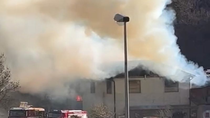 Importante incendio in corso alla stalla Maffei al Tulot