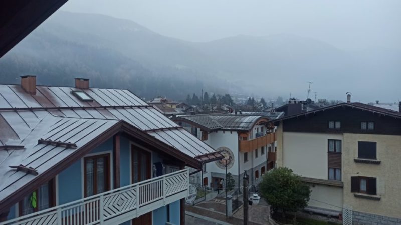 Una leggerissima nevicata imbianca Pinzolo