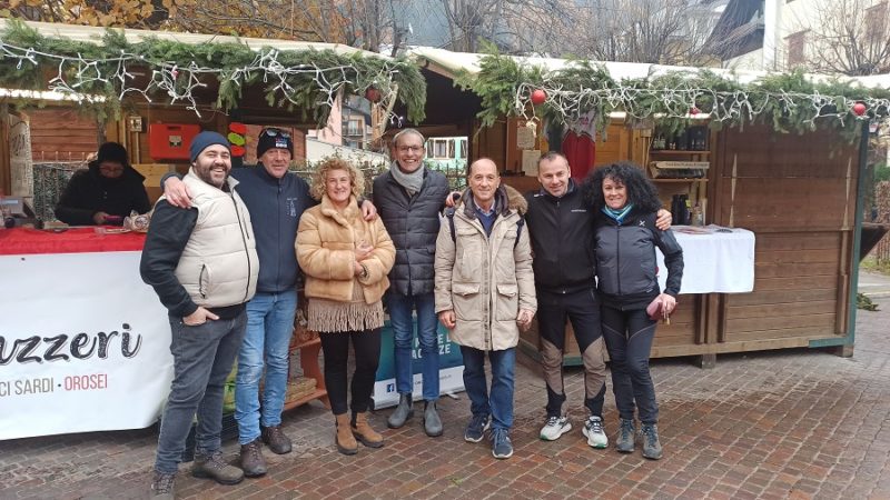 Anche l’assessore Roberto Failoni visita la casetta della Pro Loco in piazza Carera