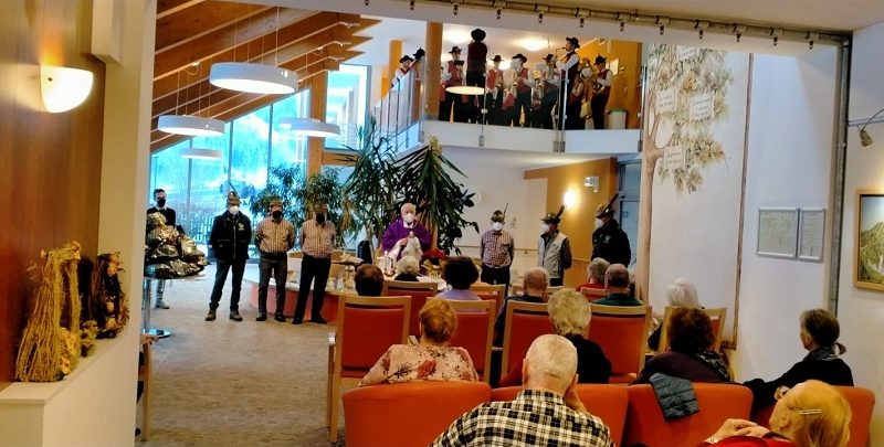 Gli Alpini festeggiano Santa Lucia alla Casa di Riposo di Pinzolo