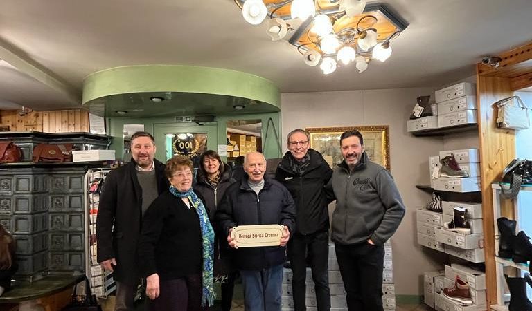 Il Sindaco di Pinzolo ha consegnato la targa di “Bottega Storica Trentina” al negozio “Nino Calzature”