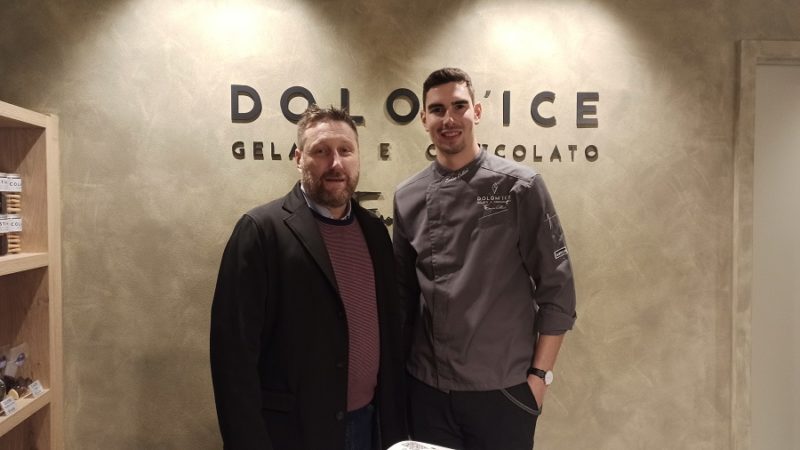 Tanta gente in centro a Pinzolo per l’inaugurazione della nuova cioccolateria “Dolom’Ice” e della Boutique “Piazza Affari”