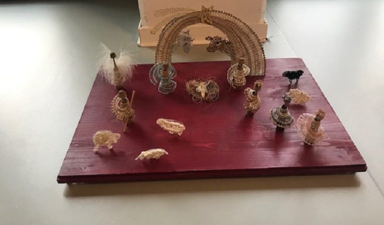 In esposizione presso il giardino d’inverno della Apsp San Vigilio di Spiazzo il prezioso presepe realizzato a fuselli dal gruppo Filo’ dal lundi‘ di Javre‘