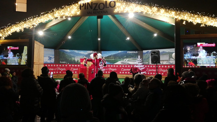 L’inverno è Pinzolo: “La Regina dei regali” fa il pienone in piazza Carera