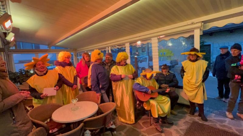 “I Carisoi i va par sul” e si fermano a bere al “Cafè Marconi di Bono”