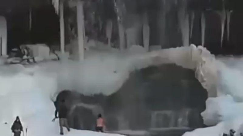 Cascate di Vallesinella: c’è chi si diverte a fare il bagno tra i ghiacci