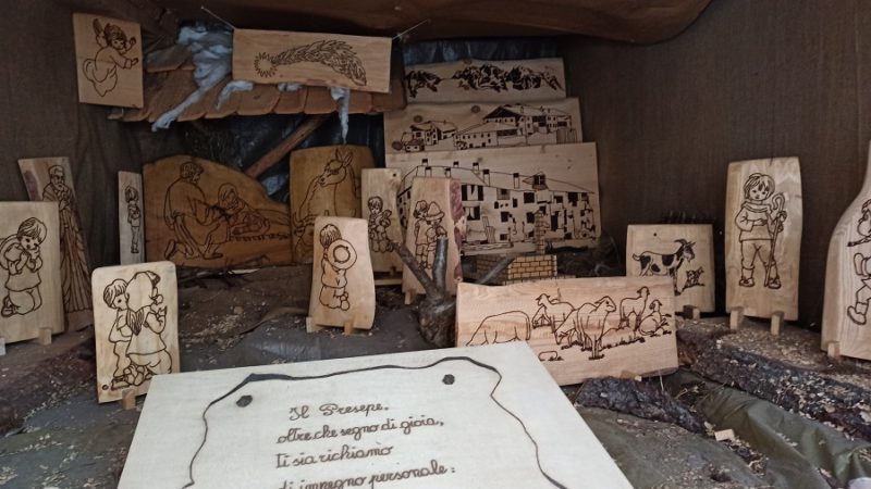 Anche quest’anno il presepe in legno di Adriano è tornato nella Corte dei Sette peccati capitali