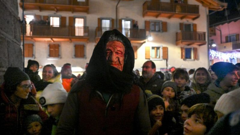Quasi mille persone sotto il campanile di Pinzolo per la discesa della Befana