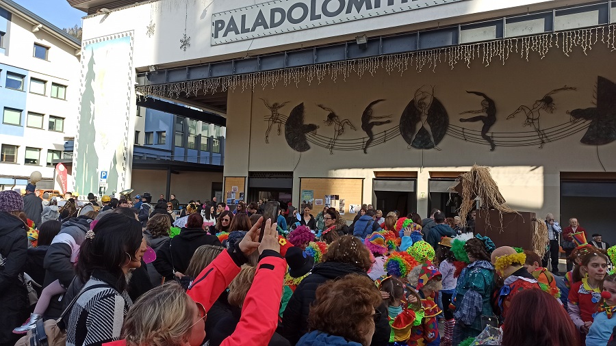 Pinzolo – Tanti bambini in piazza San Giacomo per il ritorno della “Zobia Mata”