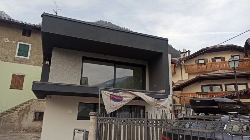 Architettura moderna nel centro storico di Carisolo