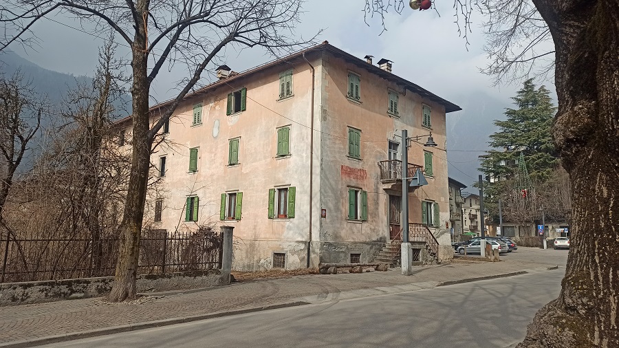 Vecchi edifici nel centro storico di Pinzolo: qualcosa pare si stia muovendo…