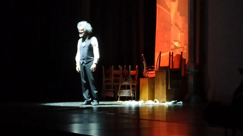 Intenso ed emozionante lo spettacolo “Magazzino 18” proposto ieri sera da Simone Cristicchi al PalaDolomiti