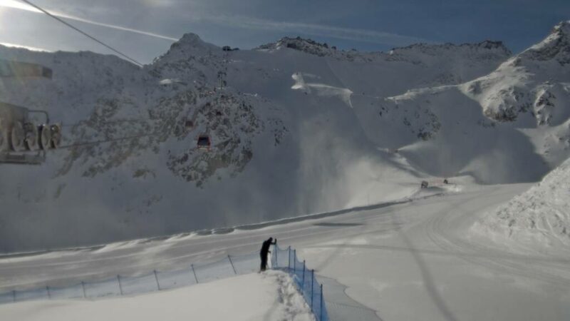 Al ghiacciaio Presena si continua a “sparare” neve
