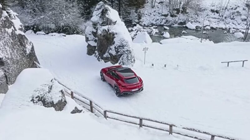 La Ferrari Purosangue in mostra tra i diavoli della val Genova