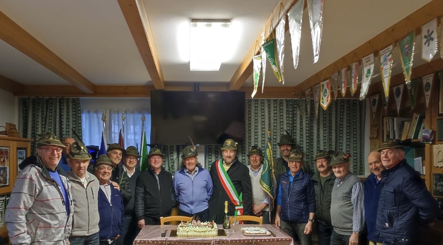 11 marzo 2023 - Foto ricordo con Ezio Binelli tra gli Alpini di Pinzolo