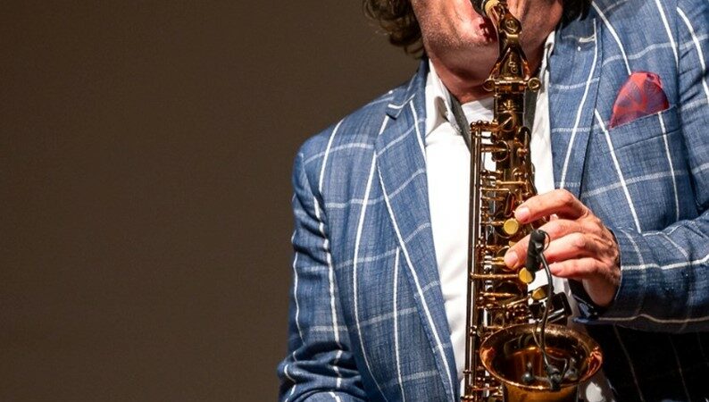 1 aprile ore 17:00 – Apré Ski in piazza Carera con il Sax di Ivan Filosi