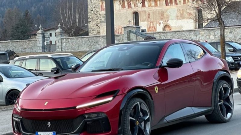 Ferrari Purosangue sulle strade di Pinzolo e Madonna di Campiglio