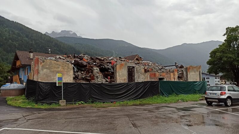 Finalmente verrà demolito il rudere vicino alla Rsa. Trovato l’accordo con il Comune