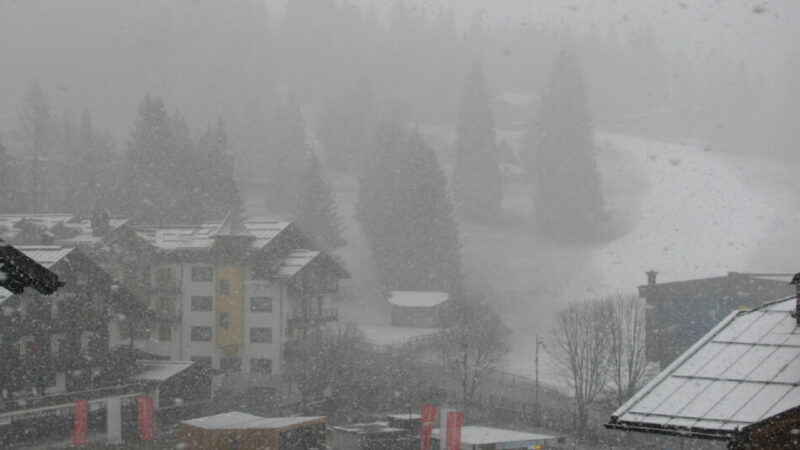 Fitta nevicata in corso a Madonna di Campiglio