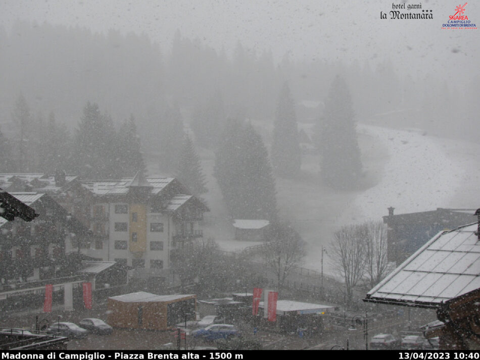 Fitta nevicata in corso a Madonna di Campiglio