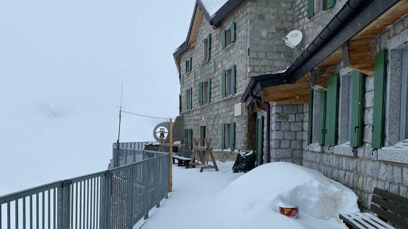60 cm di neve caduta ieri al rifugio Lobbia