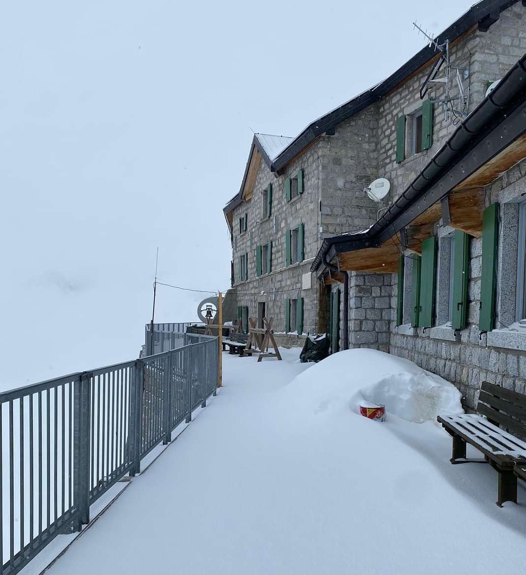 60 cm di neve caduta ieri al rifugio Lobbia