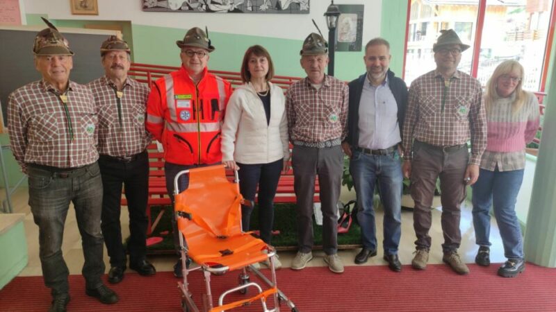 Gli Alpini di Pinzolo hanno donato una sedia per eventuali evacuazioni urgenti di persone non deambulanti all’Istituto comprensivo Val Rendena