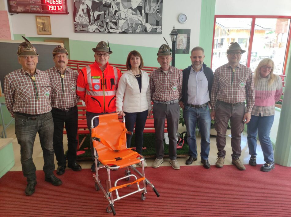 Gli Alpini di Pinzolo hanno donato una sedia per eventuali evacuazioni urgenti di persone non deambulanti all’Istituto comprensivo Val Rendena