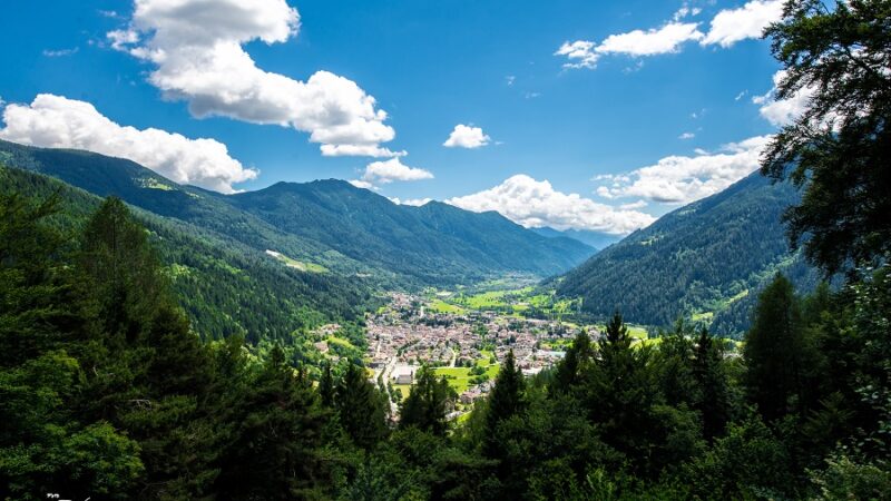 A Madonna di Campiglio anticipo d’estate con l’apertura degli impianti il 2 giugno. A Pinzolo, dal 15 al 18 giugno, “Mountain Beat Festival”: vibrazioni ad alta e bassa frequenza con esperienze e musica.