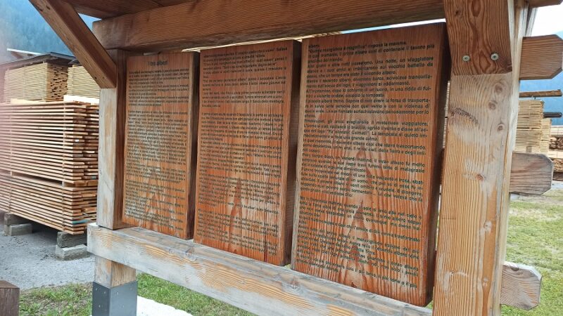 Sulla vetta di una montagna, coperta di pascoli e di pinete profumate di resina…