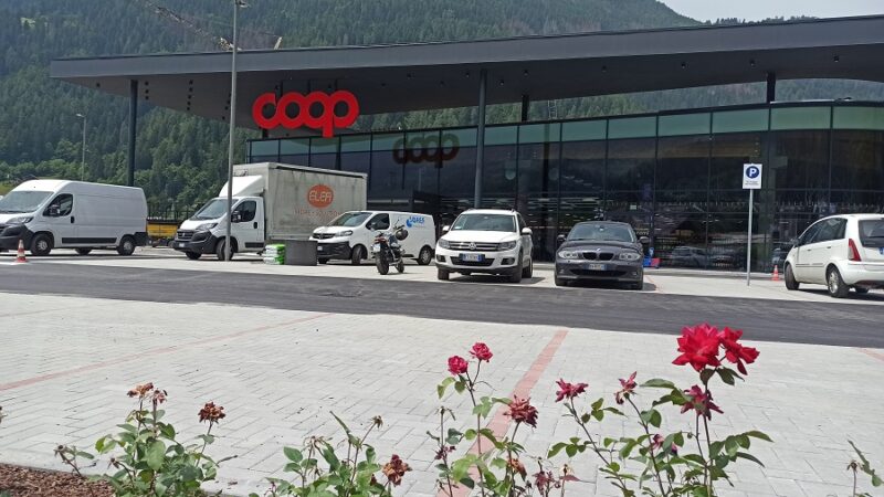 Domani alle 10, in via Pineta a Giustino, si taglierà il nastro della nuova Coop Pineta