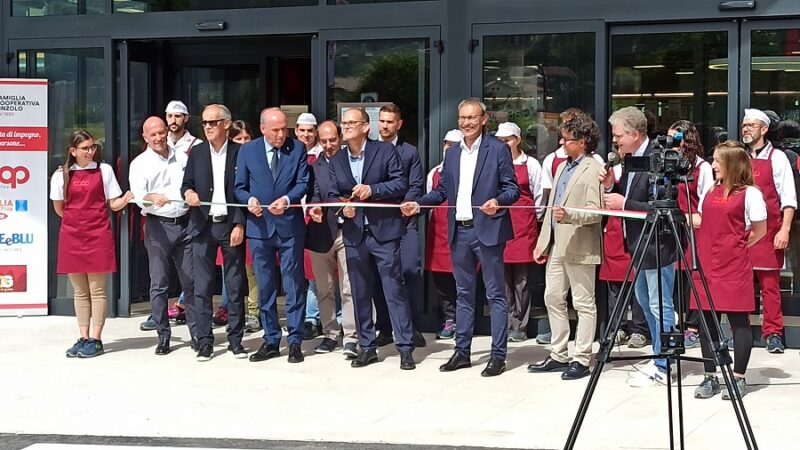 Tanta gente in Pineta per l’inaugurazione del nuovo supermercato Coop